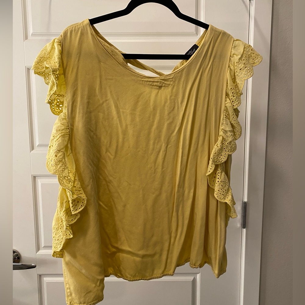 Yellow lace sleeved top 2x